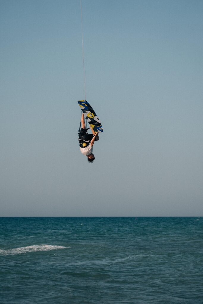 Actiefoto van een kitesurfer op Vlieland