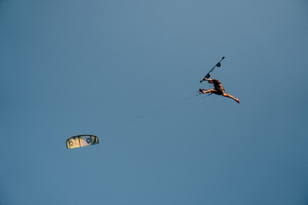 Actiefoto van een kitesurfer op Vlieland bij Kite Club Vlieland