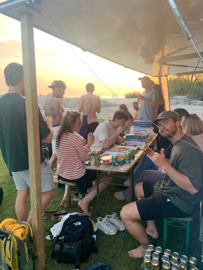 Foto van de kitesurfschool op Vlieland tijdens een BBQ