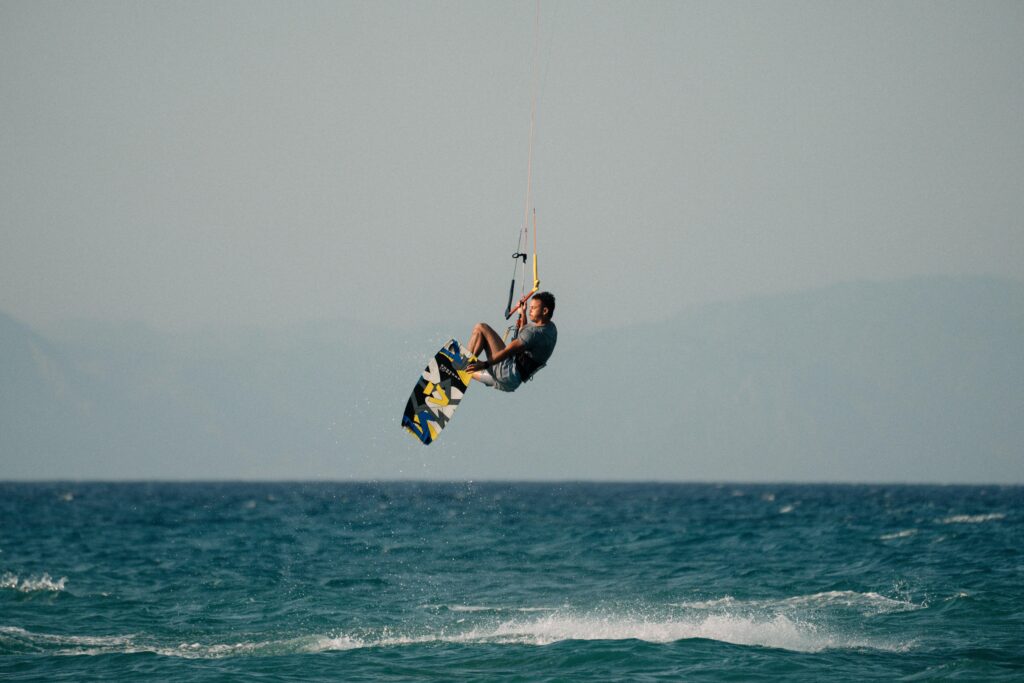 Kitesurfer op Vlieland maakt een hoge sprong boven de golven