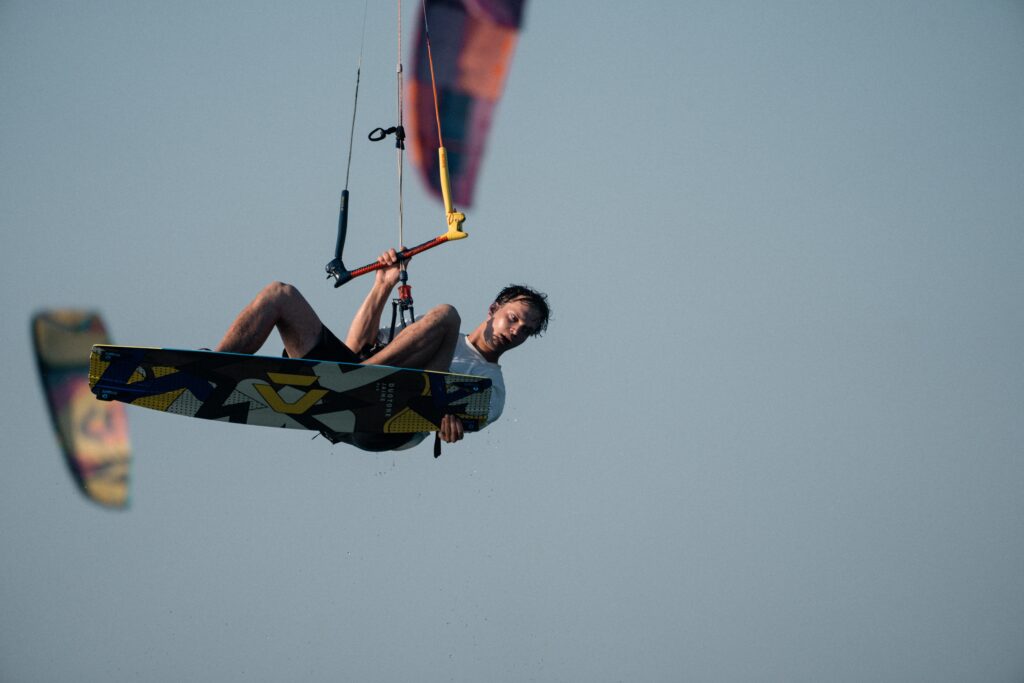 Kitesurfer op Vlieland maakt een hoge sprong boven de golven